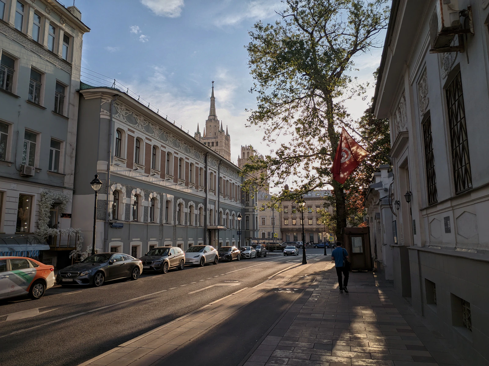 Московская улица со сталинской высоткой